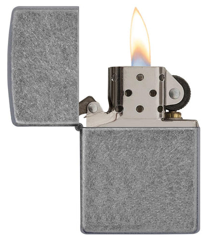 Vooraanzicht Zippo aansteker Antique Silver Plate geopend met vlam