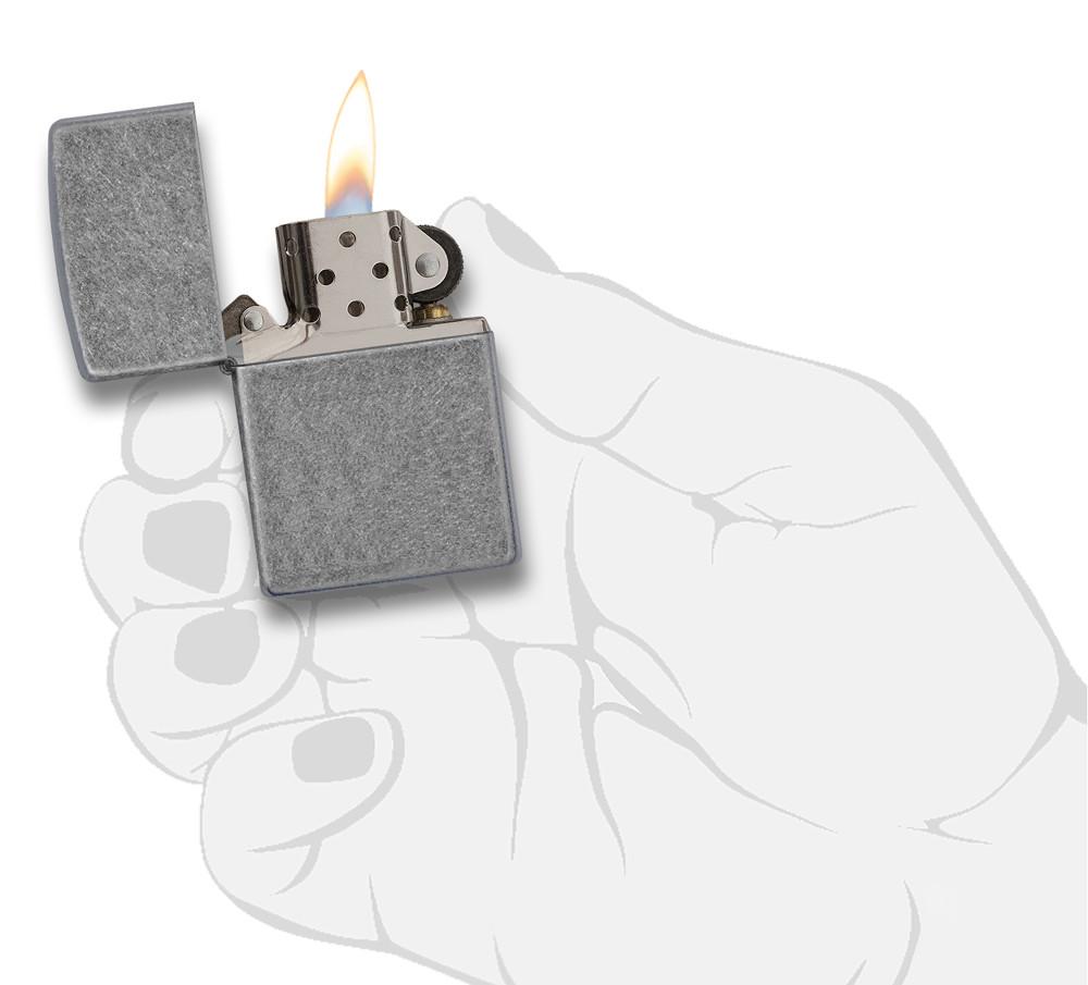 Vooraanzicht Zippo aansteker Antique Silver Plate geopend met vlam in gestileerde hand