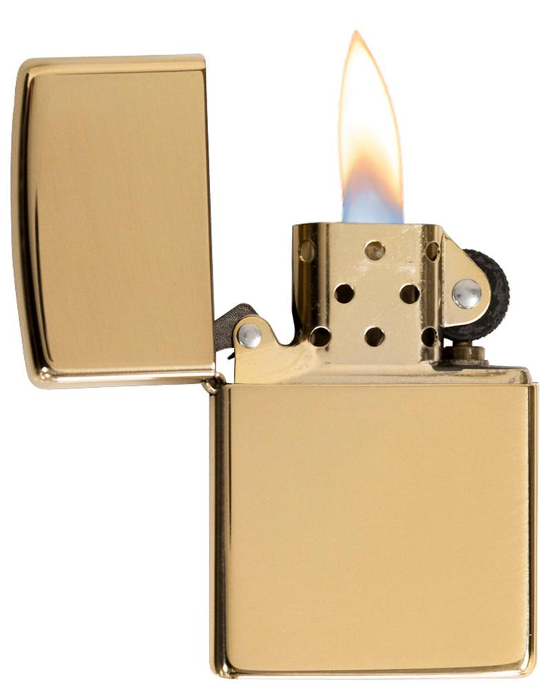 Vooraanzicht 3/4 hoek Zippo aansteker Armor High Polish Brass Basis Modell geopend met vlam