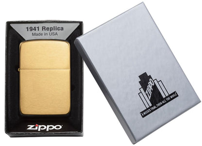 Zippo Aansteker 1941 Replica vooraanzicht in geborsteld koper in goud in zilveren doos