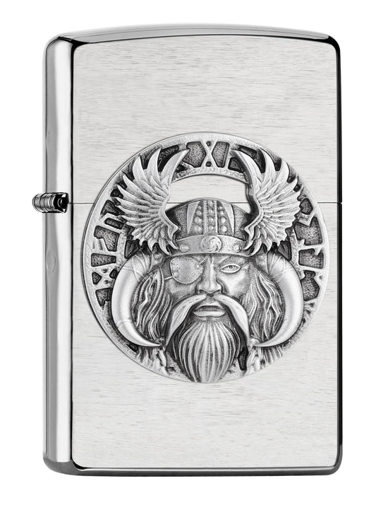 Vooraanzicht 3/4 hoek Zippo Aansteker Chroom Geborsteld Odin Viking met Stierenhoorn Helm en Ooglap