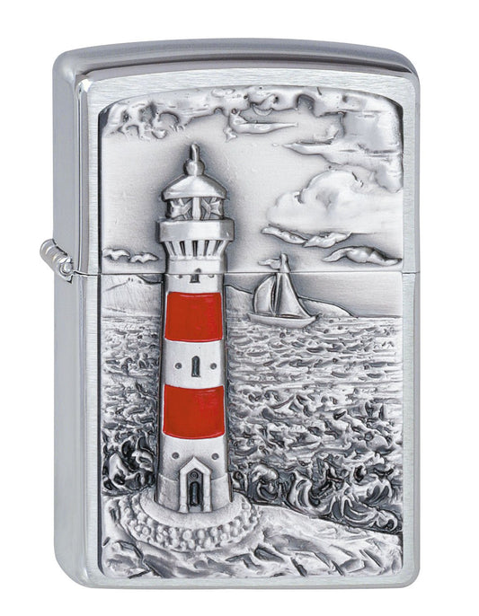 Vooraanzicht 3/4 hoek Zippo aansteker chroom vuurtoren bij de zee met zeilschip op achtergrond embleem