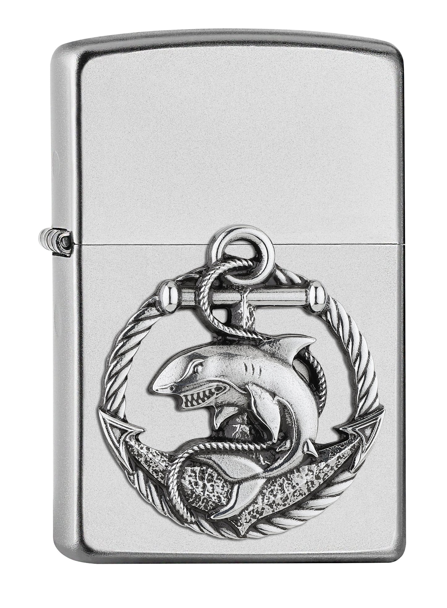 Vooraanzicht 3/4 hoek Zippo-aansteker Satin Chrome Emblem met haai en anker