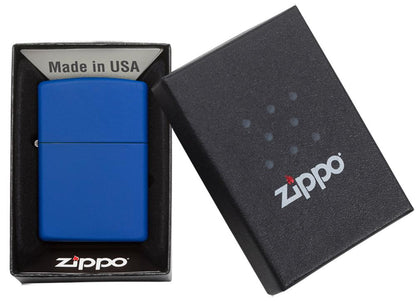 Vooraanzicht Zippo aansteker Royal Blue Matte basismodel geopend met vlam in open geschenkdoos