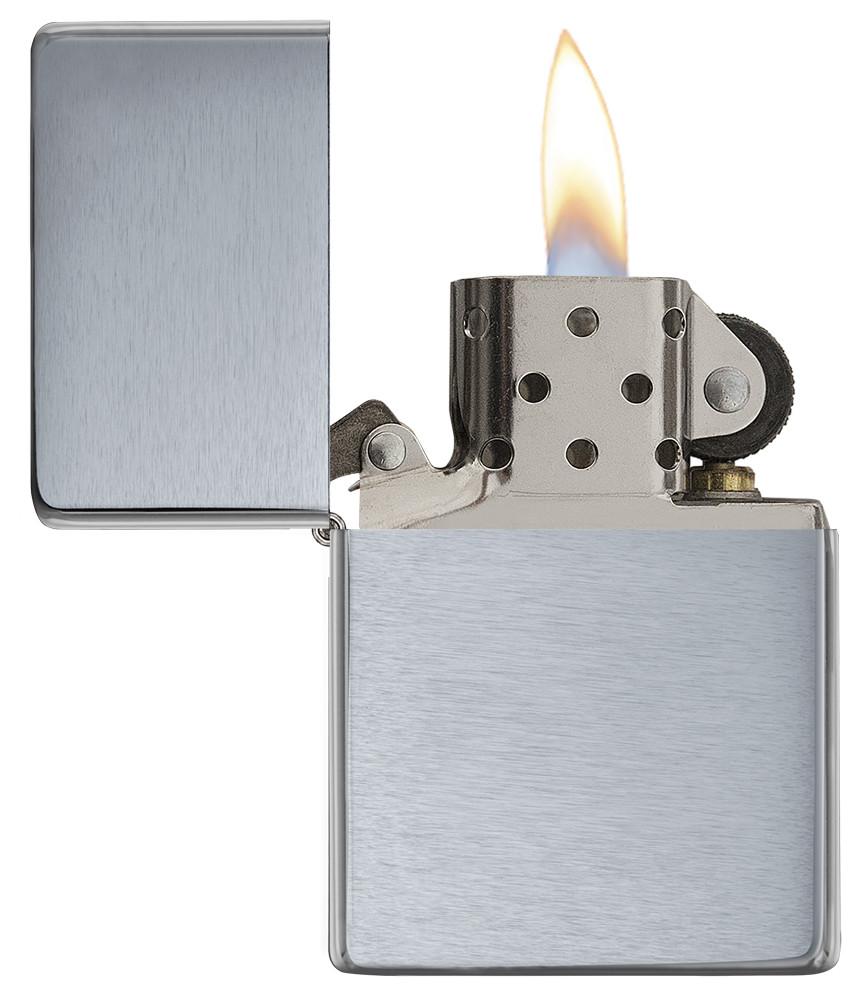 Zippo Vintage Feuerzeug Frontansicht gebürstetes Chrom geöffnet und angezündet in silberfarbener Optik