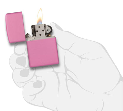 Vooraanzicht Zippo aansteker Pink Matte basismodel geopend met vlam in gestileerde hand