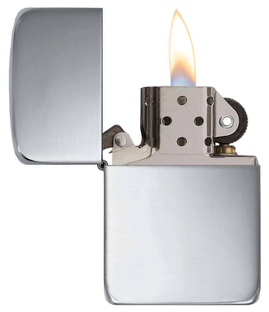 Zippo Aansteker 1941 Replica in sterling zilver vooraanzicht geopend en aangestoken in hoogglans zilver optiek