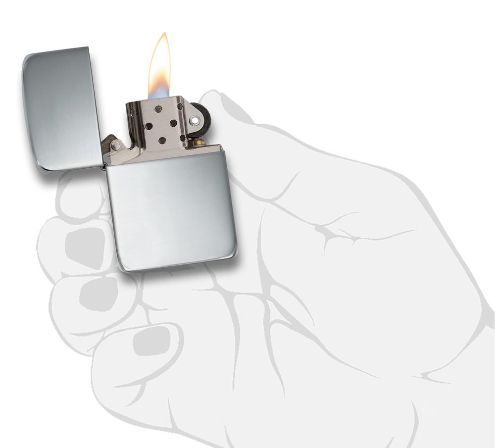 Zippo Aansteker 1941 Replica in sterling zilver vooraanzicht geopend en aangestoken in hoogglans zilver optiek in gestileerde hand