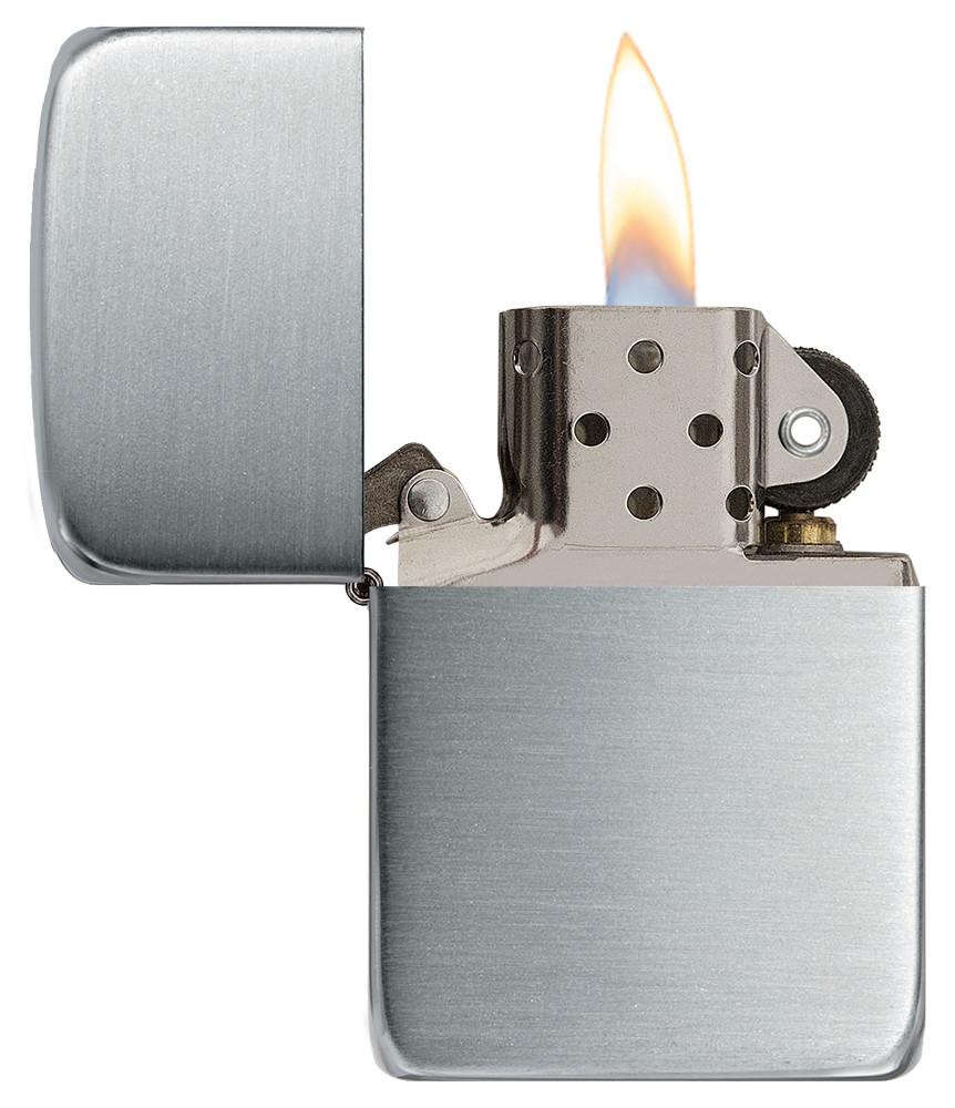 Zippo Aansteker 1941 Replica in sterling zilver vooraanzicht geopend en verlicht in satijn zilver optiek