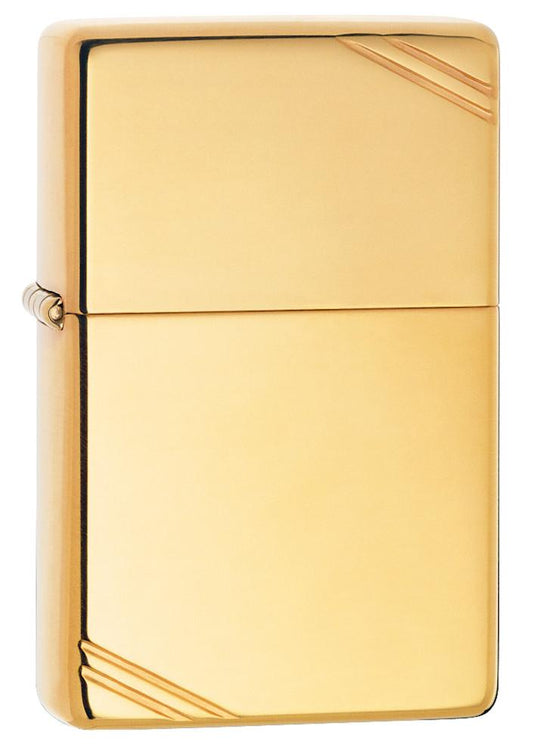 Vooraanzicht 3/4 hoek Zippo aansteker Vintage Brass High Polished met decoratieve schuine strepen op beide hoeken.