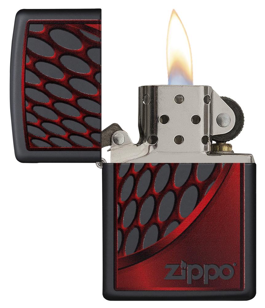 Zippo aansteker zwart Zippo-logo op rood-zwarte achtergrond geopend met vlam