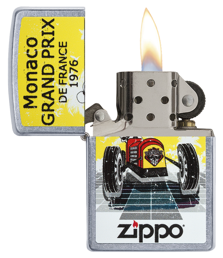 Vue de face du briquet tempête Zippo Grand Prix ouvert, avec flamme