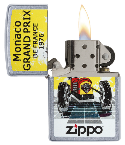 Vue de face du briquet tempête Zippo Grand Prix ouvert, avec flamme