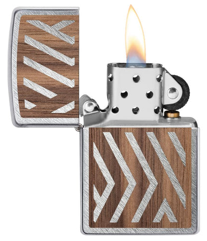 Zippo Woodchuck met lijnpatroon open met vlam