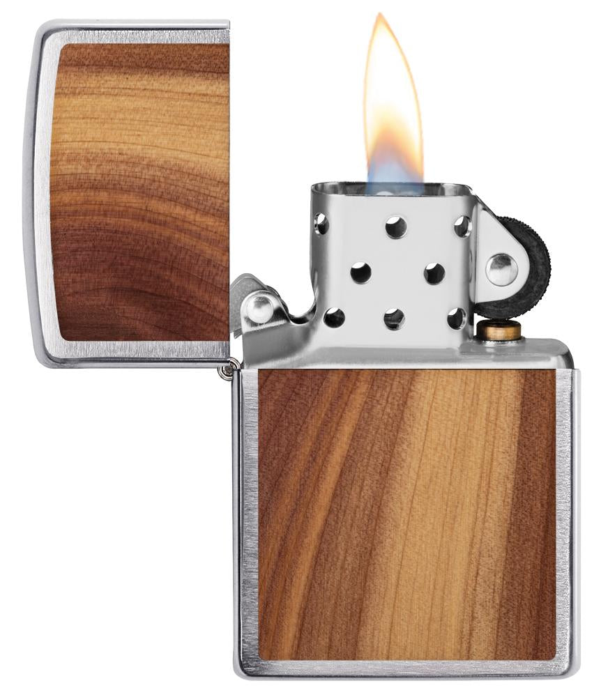 Zippo Woodchuck cederhout open met vlam