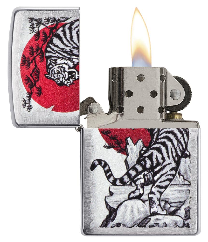 Zippo-aansteker chroom met Aziatische tijger voor een rode zon open met vlam