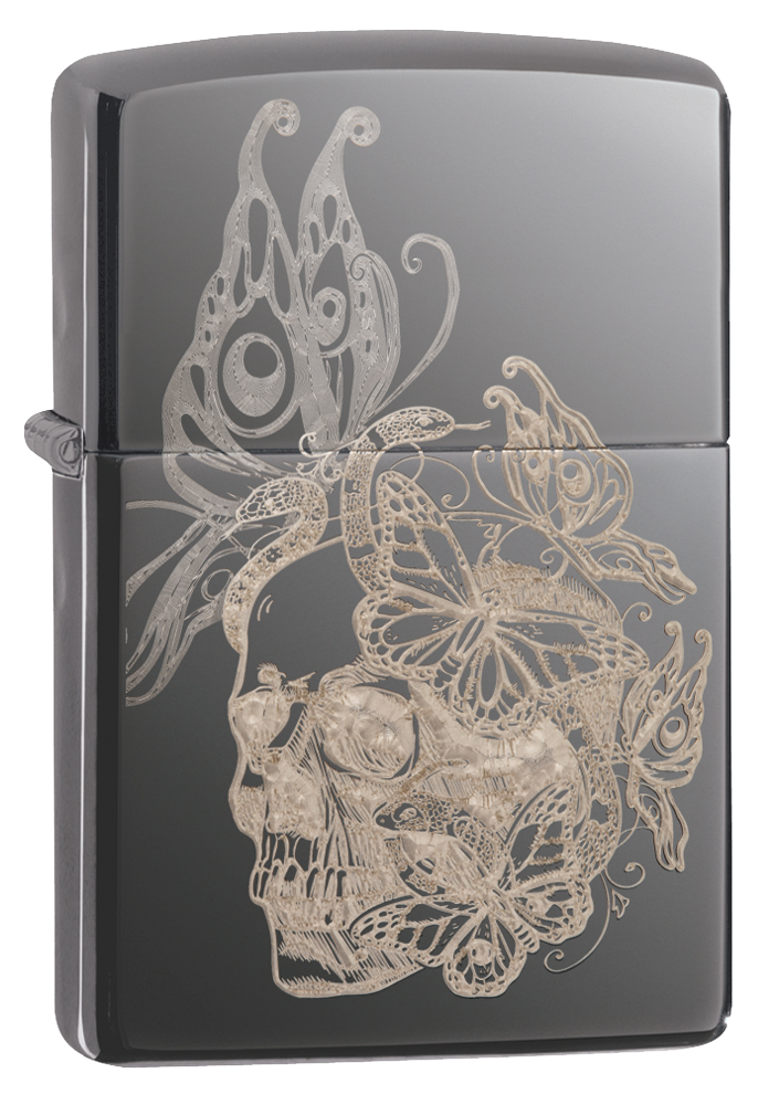 Vue de trois quarts du briquet tempête Zippo Skull Butterfly Design