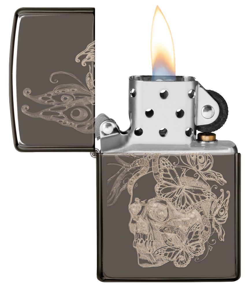 Vue de face du briquet tempête Zippo Skull Butterfly Design ouvert, avec flamme