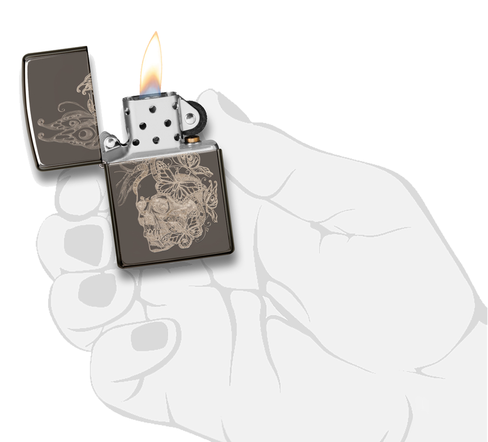 Briquet tempête Zippo Skull Butterfly Design dans une main pour réprésenter la taille du briquet