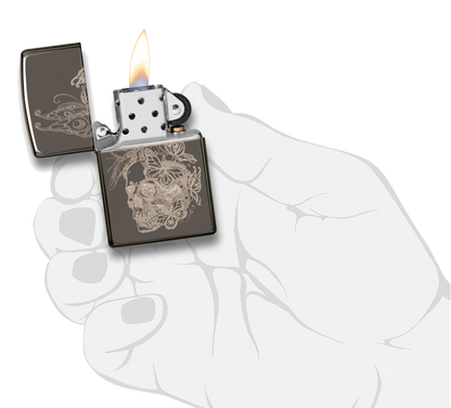 Briquet tempête Zippo Skull Butterfly Design dans une main pour réprésenter la taille du briquet