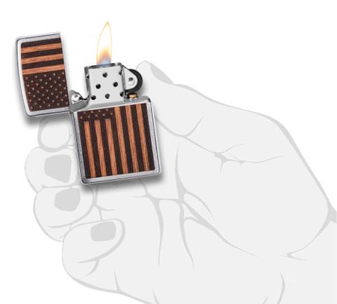 Zippo Woodchuck met Amerikaanse vlag open met vlam in handpalm