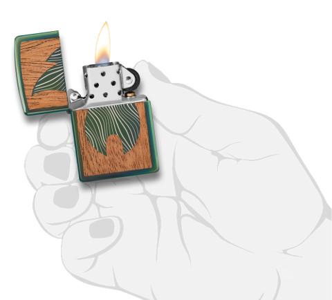 Zippo Woodchuck met groene Zippo-vlam open met vlam in handpalm