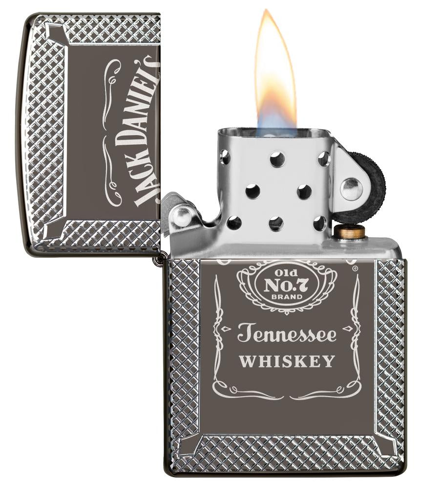 Zippo-aansteker grijs glanzend Jack Daniel's-belettering en logo gegraveerd open met vlam