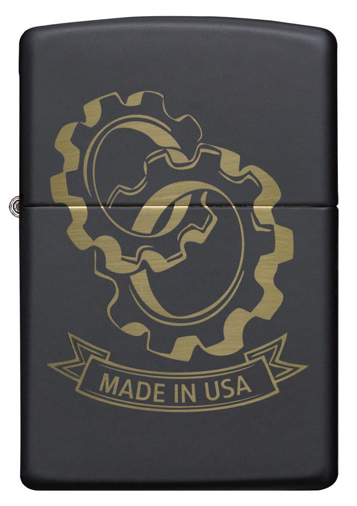 Vooraanzicht Zippo aansteker Black Matte Laser Gravur met tandwieltjes die in elkaar grijpen en Made in USA letterlogo