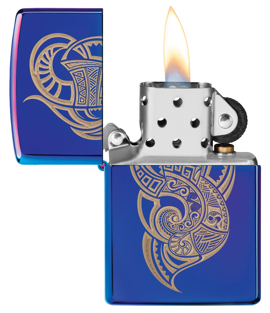 Vue de face du briquet tempête Zippo Tattoo Design ouvert, avec flamme