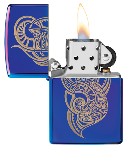 Vue de face du briquet tempête Zippo Tattoo Design ouvert, avec flamme