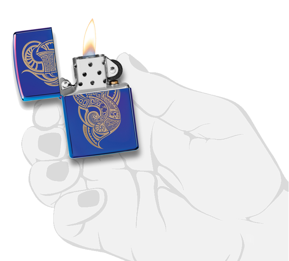 Briquet tempête Zippo Tattoo Design dans une main pour représenter la taille du briquet