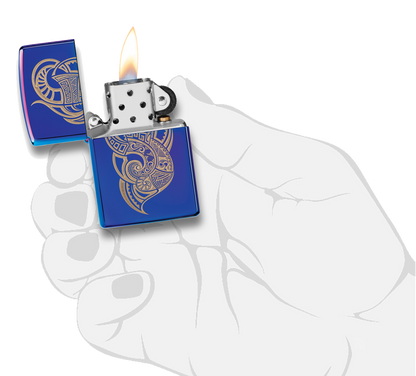 Briquet tempête Zippo Tattoo Design dans une main pour représenter la taille du briquet