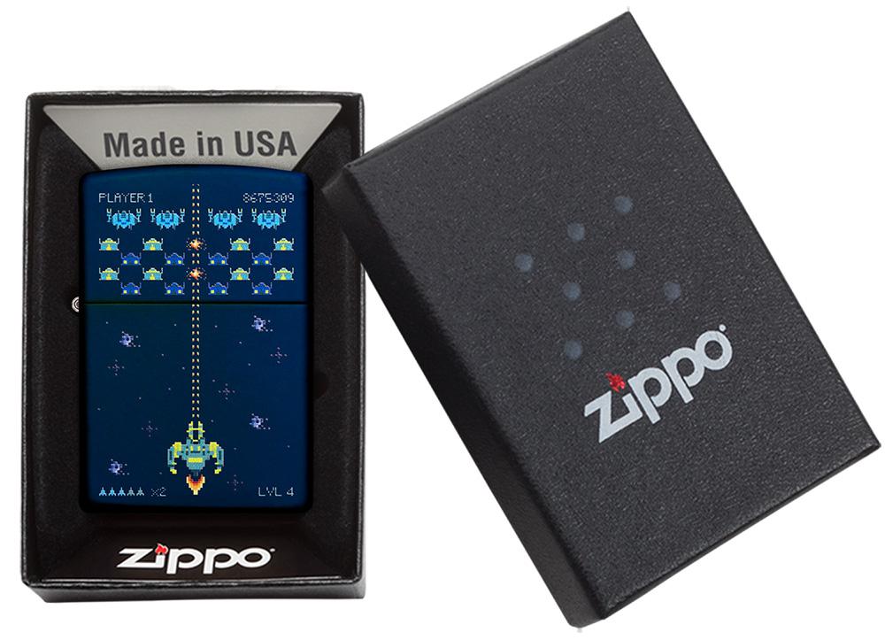 Zippo-aansteker blauw met spelscène in open geschenkdoos