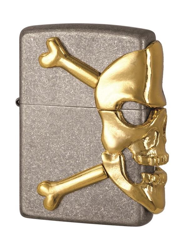 Vue de trois quarts du briquet tempête Zippo Skull Pirate